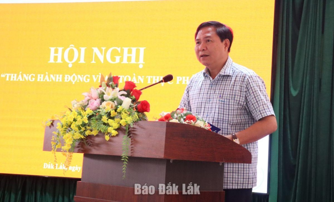 Phó Chủ tịch Thường trực UBND thành phố Buôn Ma Thuột báo cáo tham luận về an toàn thực phẩm bếp ăn tập thể tại hội nghị.