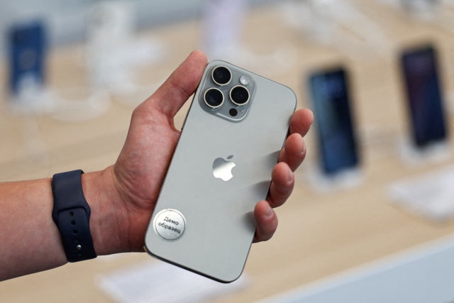 Giá iPhone có thể tăng mạnh, lên đến 2.300 USD? - Ảnh 1.