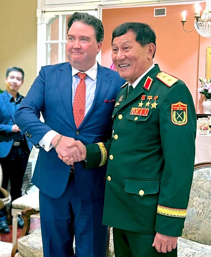米国大使とファム・トゥアン陸軍中将がアマンダ・グエンが宇宙へ飛び立つ瞬間を見守る - 写真1。