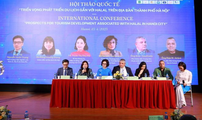 ba-dang-huong-giang-giam-doc-so-du-lich-ha-noi-chia-se-tai-phien-thao-luan-mo-trong-hoi-thao.jpg