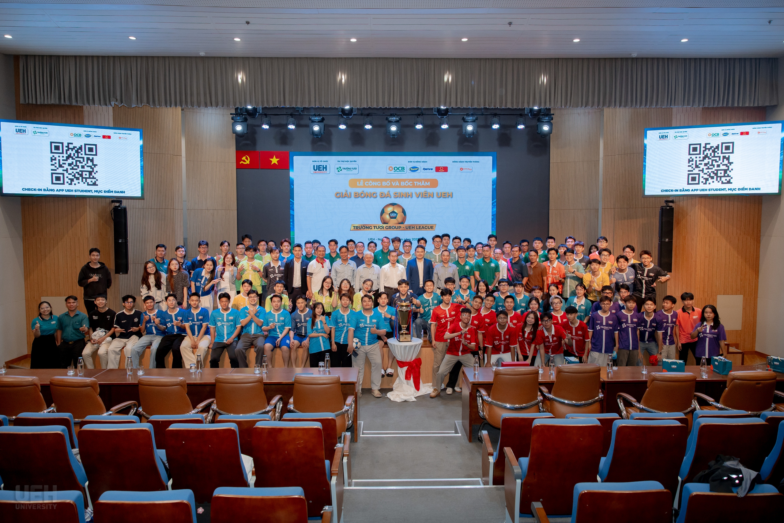 Công Phượng truyền lửa tại giải bóng đá sinh viên ĐH Kinh tế TP.HCM- Ảnh 2.