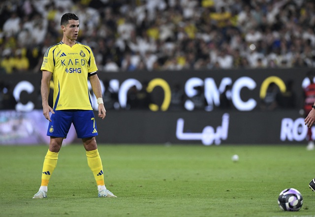Không để thua Messi, Ronaldo gia hạn 2 năm với Al Nassr và dự World Cup 2026- Ảnh 1.