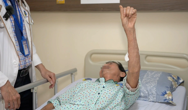 Mientras sostenía a su nieto en brazos, el hombre cayó repentinamente en coma y sufrió un derrame cerebral - Foto 1.