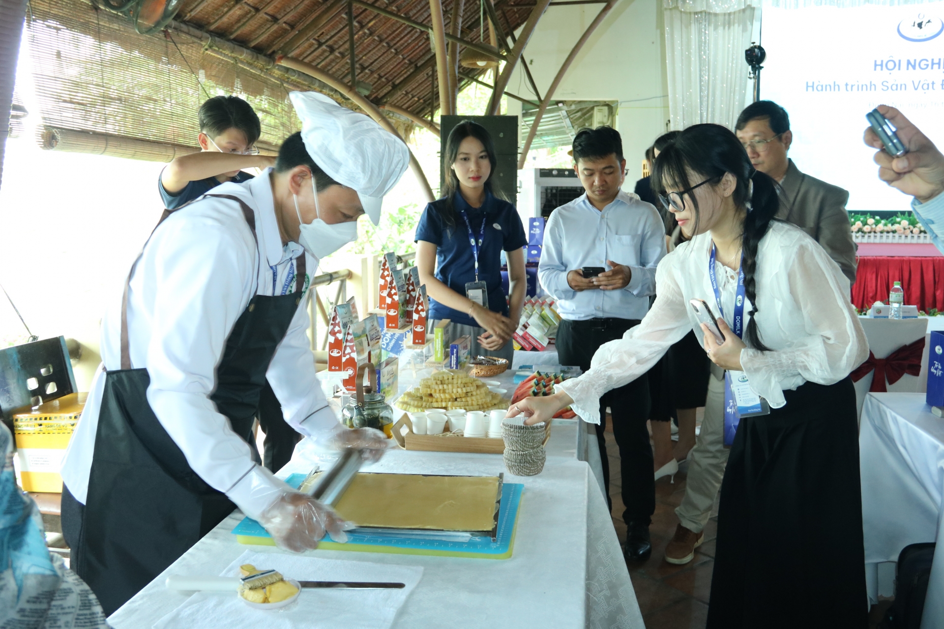 ការណែនាំអំពីដំណើរការផលិតស្ករគ្រាប់ទឹកដោះគោ Long Thanh របស់ Domilk ។ រូបថត៖ វឿង ធី
