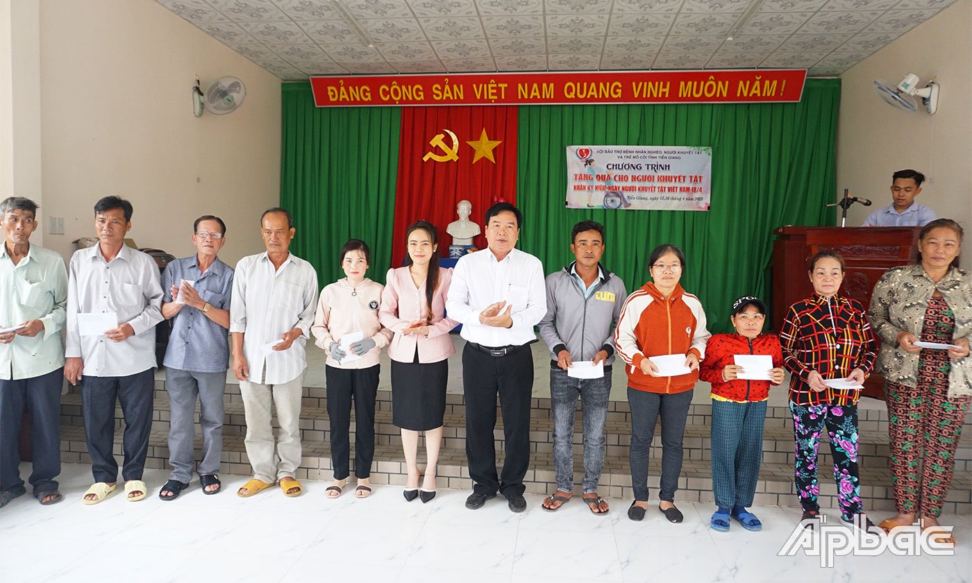 សមាគមឧបត្ថម្ភខេត្ត Tien Giang ផ្តល់អំណោយដល់ជនពិការដែលជួបការលំបាកនៅតាមស្រុកនានាក្នុងខេត្ត Tien Giang។