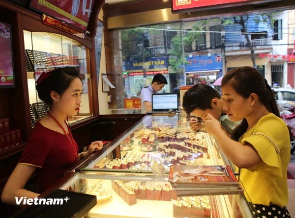 Khách hàng giao dịch vàng tại khu vực Hà Nội. (Ảnh: Đức Duy/Vietnam+)