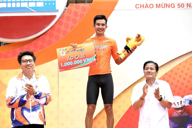 Cúp xe đạp truyền hình TP.HCM: Nguyễn Hoàng Sang đoạt áo cam, nhiều tay đua bị loại- Ảnh 2.