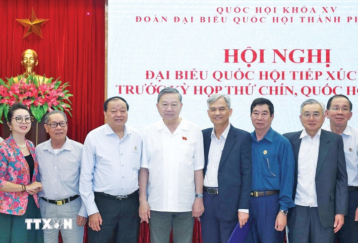 Tổng Bí thư Tô Lâm với các cử tri. Ảnh: Thống Nhất/TTXVN