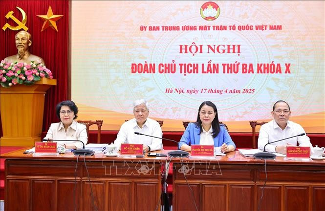 Chủ tọa chủ trì hội nghị. Ảnh: Minh Đức/TTXVN