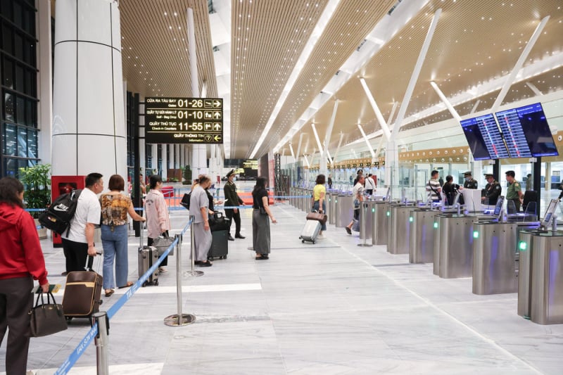 Today, Tan Son Nhat T3 terminal officially welcomed its first commercial flight -0