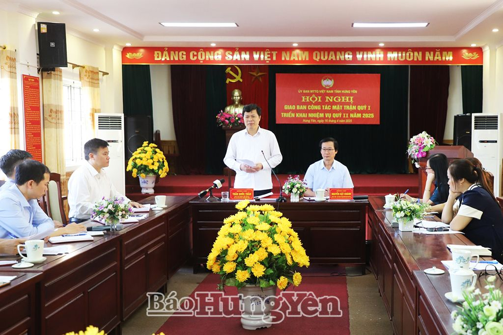 សមមិត្ត Tran Quoc Toan លេខាអចិន្ត្រៃយ៍គណៈកម្មាធិការបក្សខេត្ត ប្រធានក្រុមប្រឹក្សាប្រជាជនខេត្ត ថ្លែងមតិក្នុងសន្និសីទ។ 