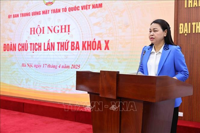 Phó Chủ tịch - Tổng Thư ký Ủy ban Trung ương MTTQ Việt Nam Nguyễn Thị Thu Hà trình bày Tờ trình tại hội nghị. Ảnh: Minh Đức/TTXVN