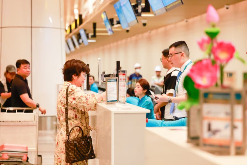 Today, Tan Son Nhat T3 terminal officially welcomed its first commercial flight -0
