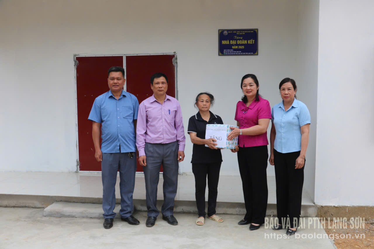 b mttq huyện tặng quà nhà bà Chẹp