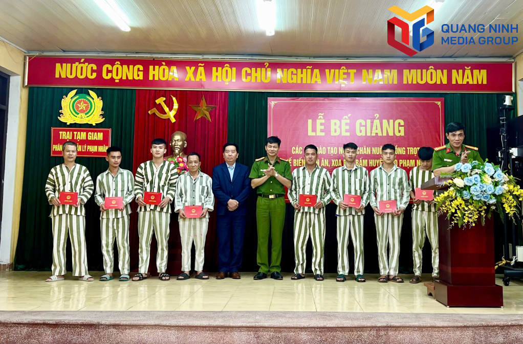 សិស្សទទួលបានវិញ្ញាបនបត្រវិជ្ជាជីវៈ។