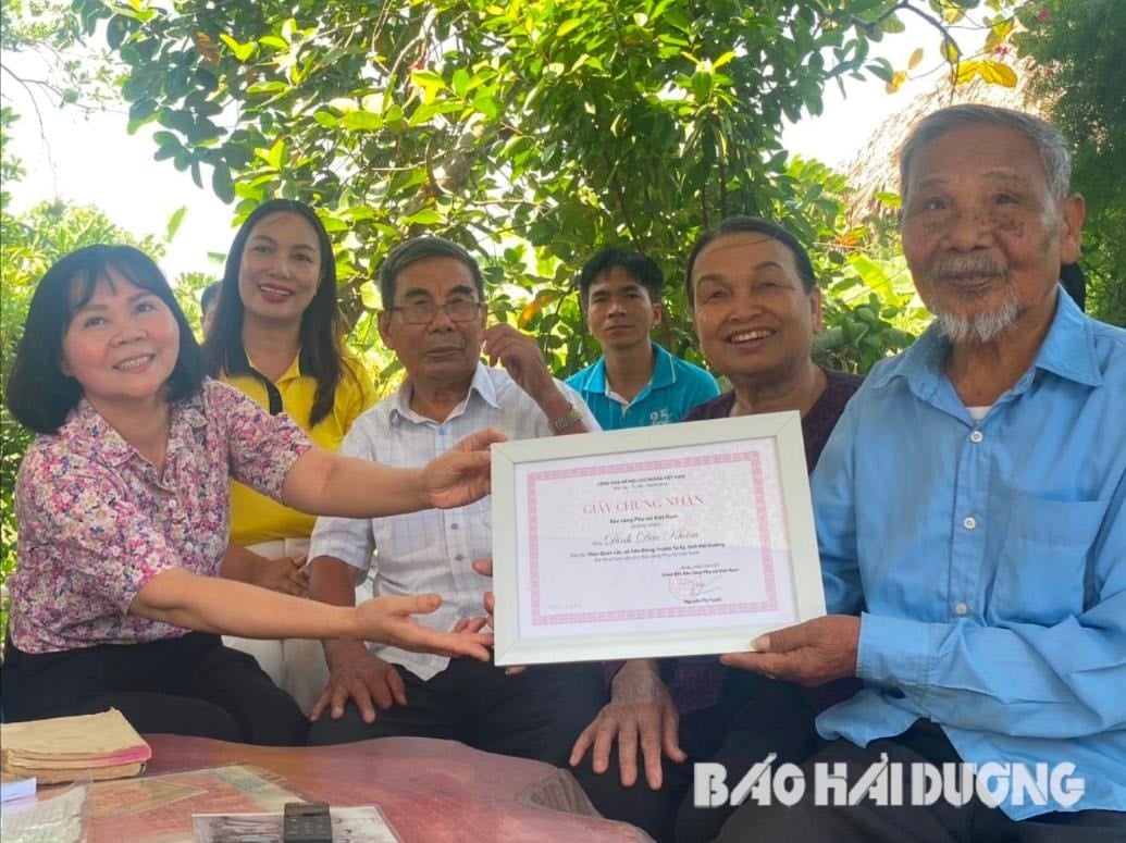 w_ongkham.jpg