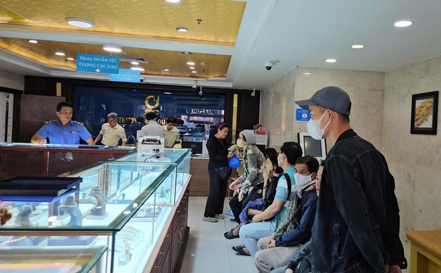 Vàng miếng SJC lại bị làm giá?- Ảnh 1.