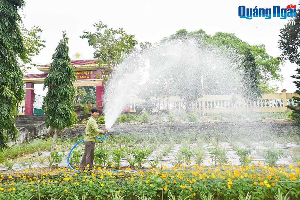 Mr. Pham Tan Son has covered nearly 6 acres of land around the Martyrs Cemetery of Tinh Long commune with flowers.