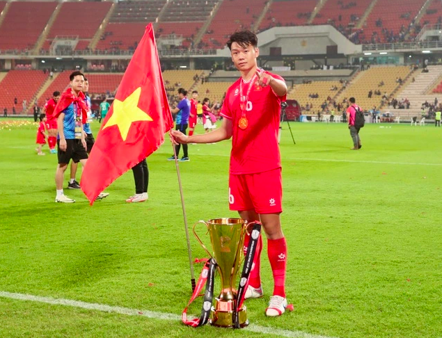 Hàng thủ hay nhất ngăn chân sút tốt nhất lên ngôi vua phá lưới: Tiến Linh ‘rối bời’
- Ảnh 2.