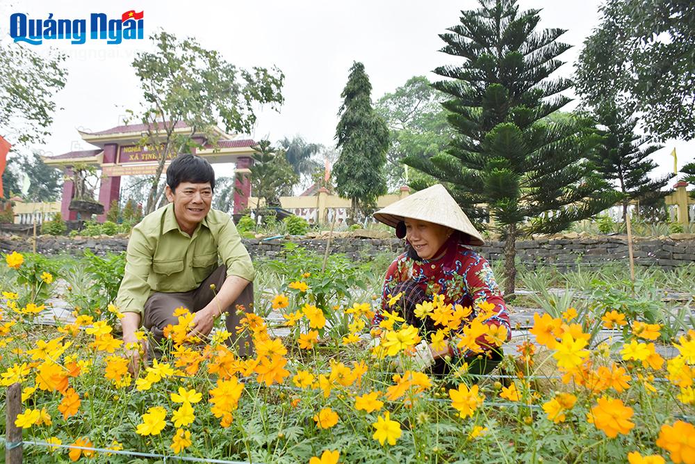 Mr. Pham Tan Son and his wife plant and  take care of flowers in the area around the Martyrs' Cemetery  of Tinh Long Commune (Quang Ngai City).  PHOTO: Y THU  