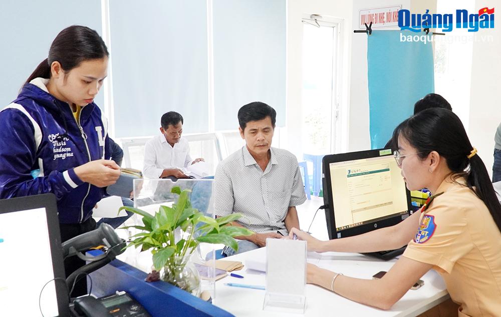 Cán bộ Phòng Cảnh sát giao thông (Công an tỉnh) hướng dẫn người dân thực hiện thủ tục cấp đổi giấy phép lái xe.                                                                                                                                                                           Ảnh: BS