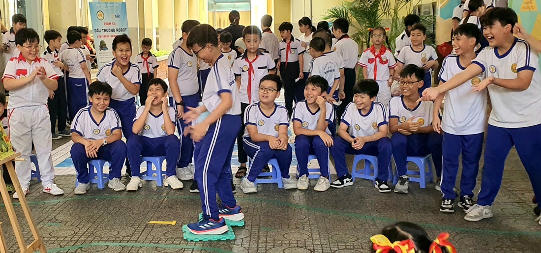 Học trò tiểu học thi truyền tin, chui hầm, vượt sông... ôn lịch sử cha ông - Ảnh 3.
