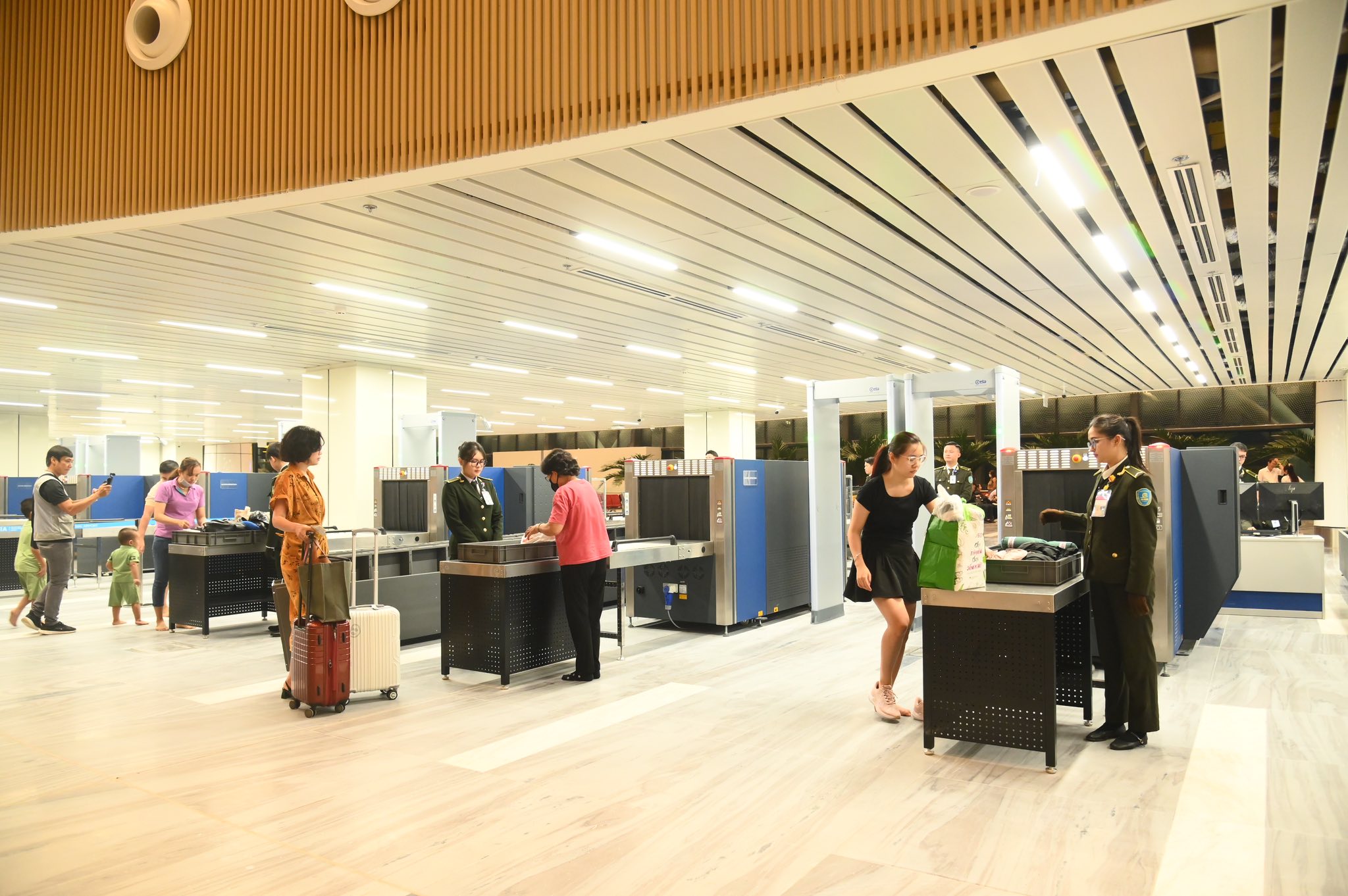 Những hành khách đầu tiên 'xông đất' nhà ga T3 hiện đại nhất Việt Nam  - Ảnh 7.
