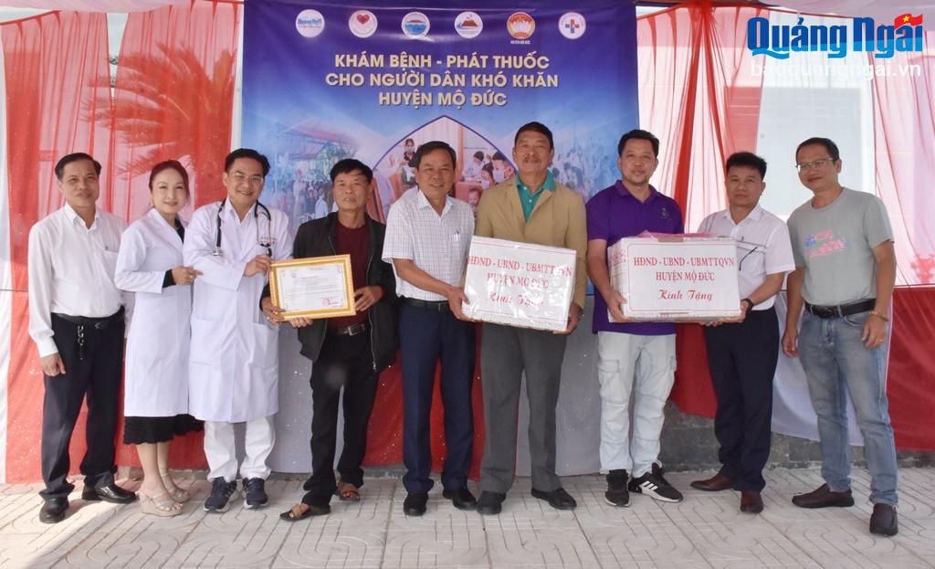 Les dirigeants du district de Mo Duc ont offert des cadeaux de remerciement aux médecins bénévoles et à l'Association Quang Ngai de Ho Chi Minh-Ville pour leurs efforts visant à prendre soin de la santé des habitants du district.