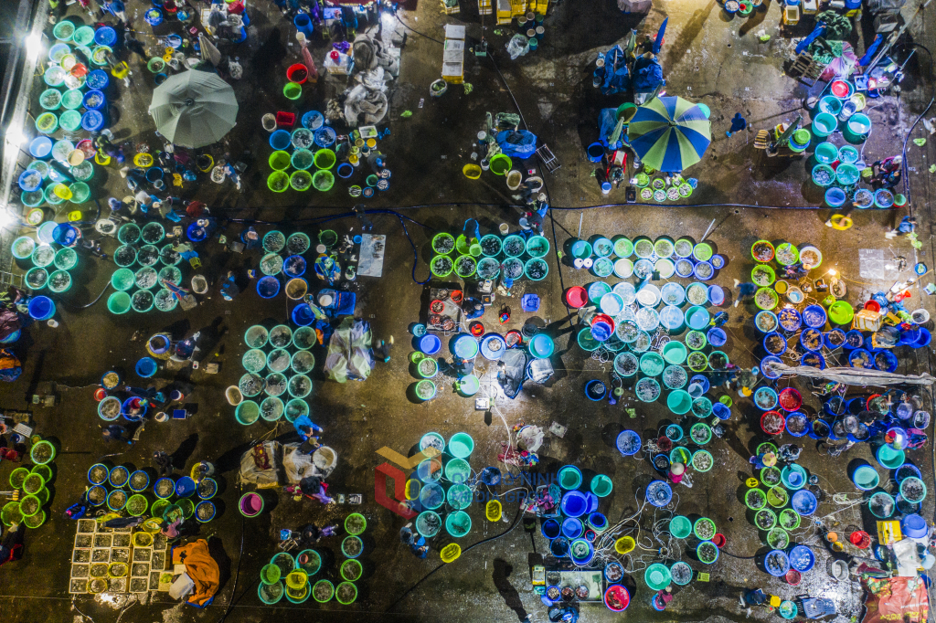 La beauté du marché nocturne vu d'en haut