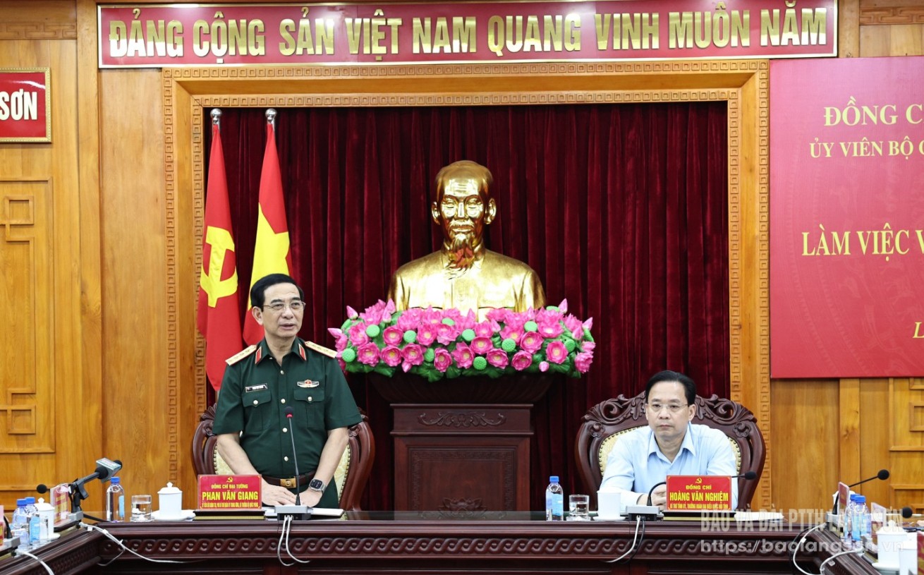 General Phan Van Giang, Mitglied des Politbüros, stellvertretender Sekretär der Zentralen Militärkommission und Minister für nationale Verteidigung, informierte über den Inhalt der Arbeitssitzung.