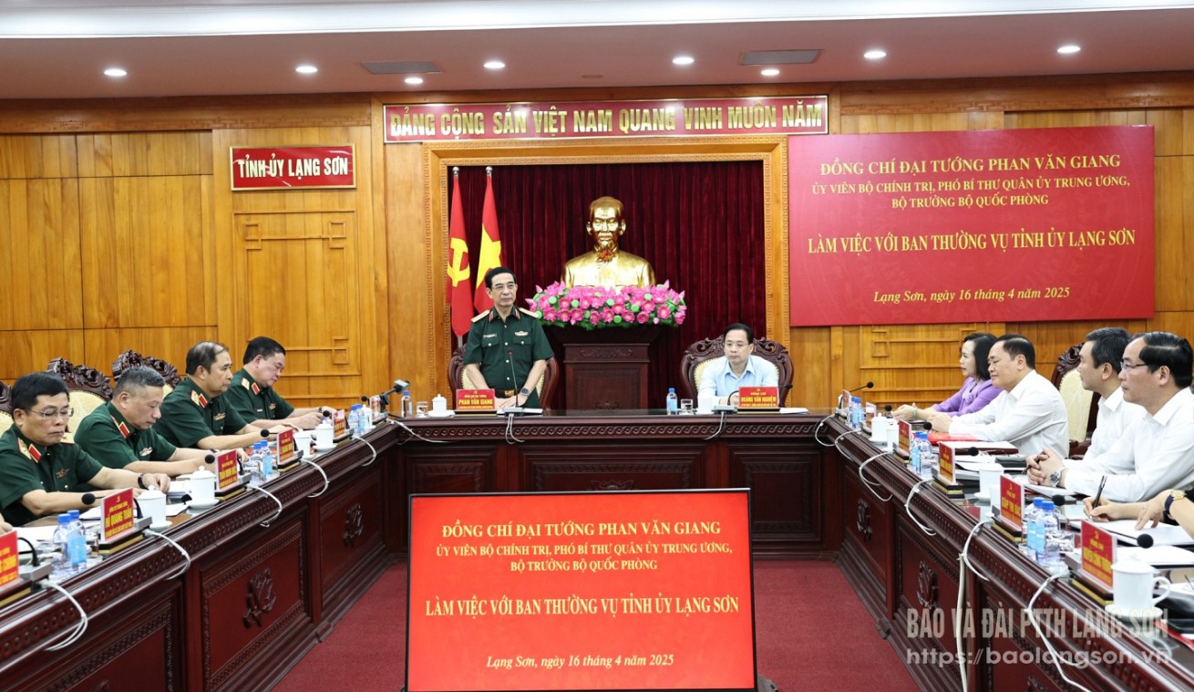 Bei dem Treffen sprach General Phan Van Giang, Mitglied des Politbüros, stellvertretender Sekretär der Zentralen Militärkommission und Minister für nationale Verteidigung.