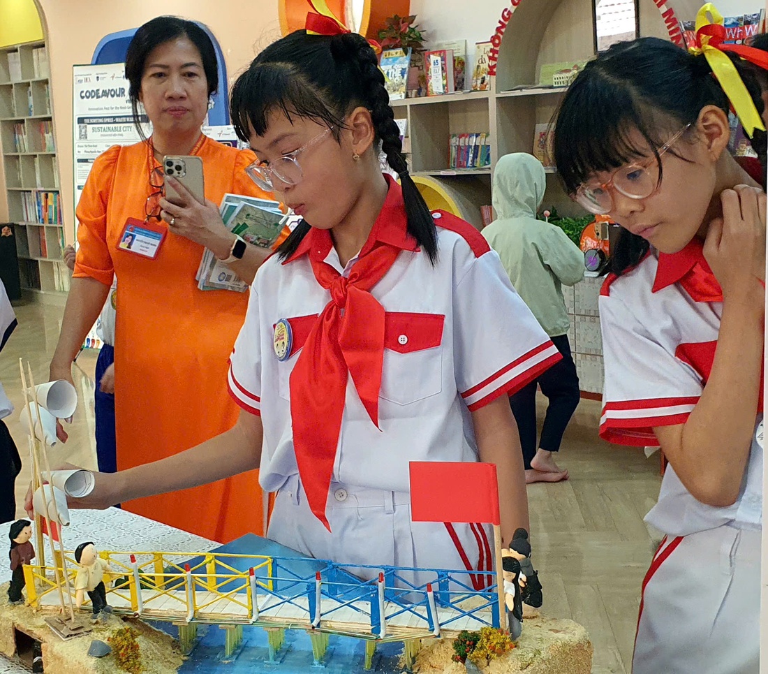Học trò tiểu học thi truyền tin, chui hầm, vượt sông... ôn lịch sử cha ông - Ảnh 1.