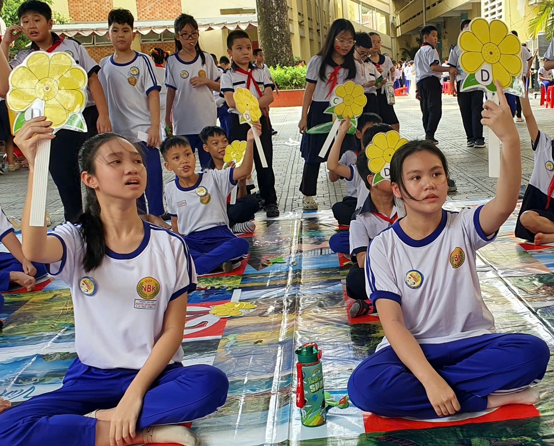 Học trò tiểu học thi truyền tin, chui hầm, vượt sông... ôn lịch sử cha ông - Ảnh 5.