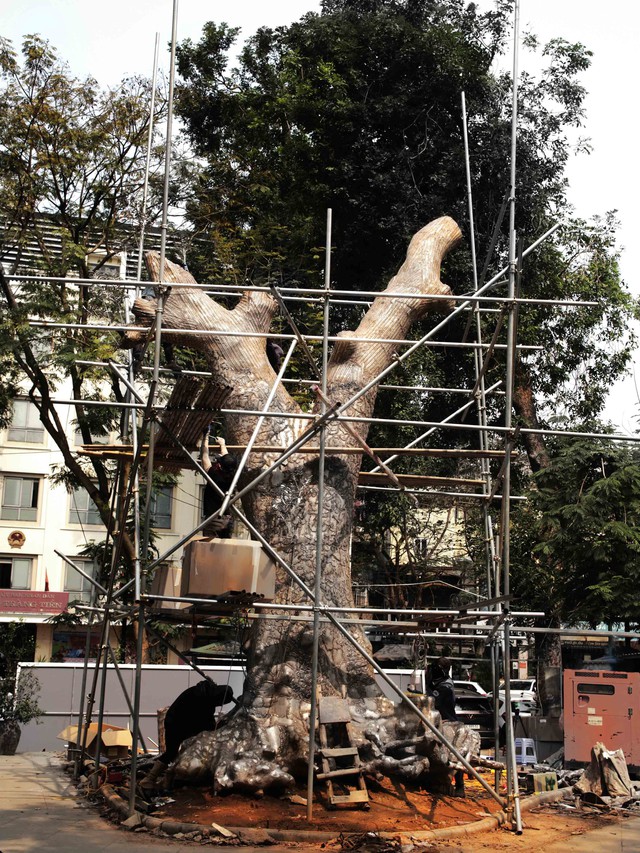 El árbol de caoba que cayó durante el tifón Yagi se ha transformado en una obra de arte (Foto 1).