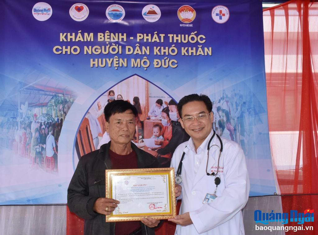 Les représentants de l'Association des personnes handicapées du district de Mo Duc ont présenté une lettre de remerciement au Dr Hoang Van pour ses nombreuses contributions et son soutien aux personnes handicapées du district.