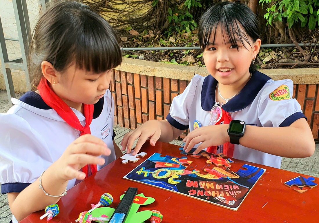 Học trò tiểu học thi truyền tin, chui hầm, vượt sông... ôn lịch sử cha ông - Ảnh 7.