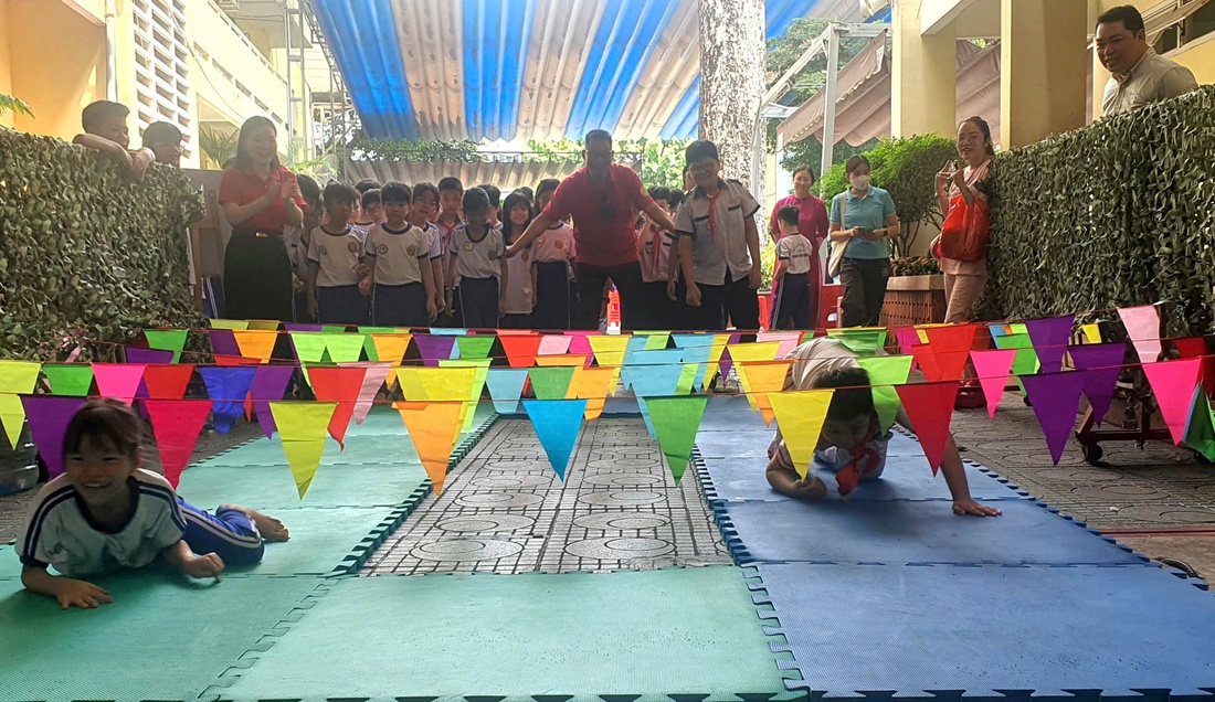 Học trò tiểu học thi truyền tin, chui hầm, vượt sông... ôn lịch sử cha ông - Ảnh 6.