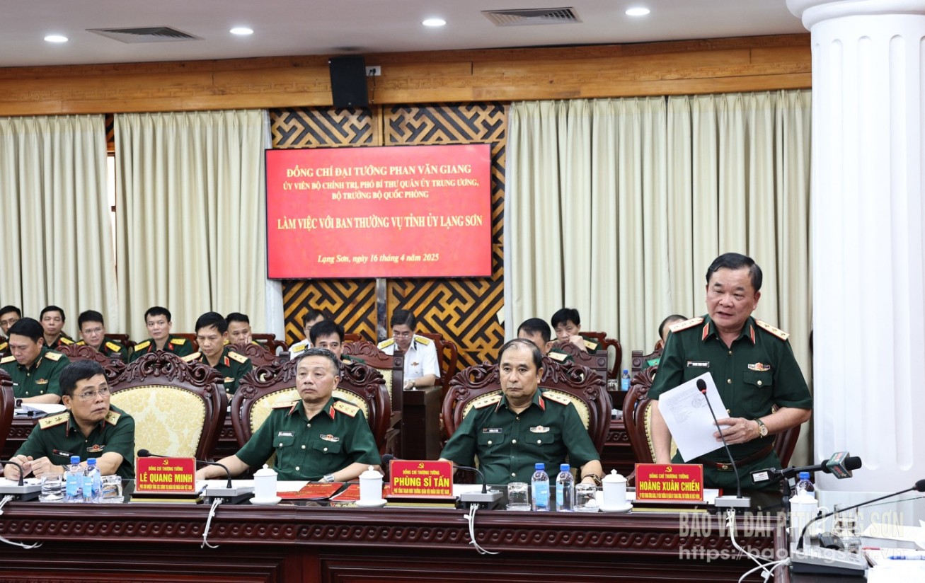 Bei dem Treffen sprach Generalleutnant Hoang Xuan Chien, Mitglied des Zentralkomitees der Partei, Mitglied der Zentralen Militärkommission und stellvertretender Minister für Nationale Verteidigung.