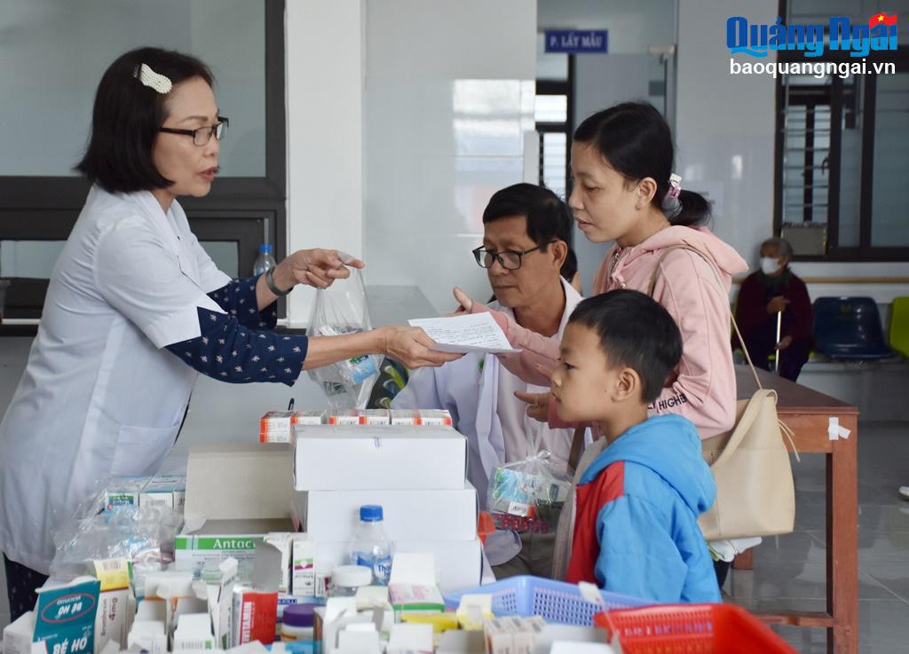 Le programme a fourni des médicaments gratuits aux personnes venues pour un examen médical, pour un coût total de 150 millions de VND.