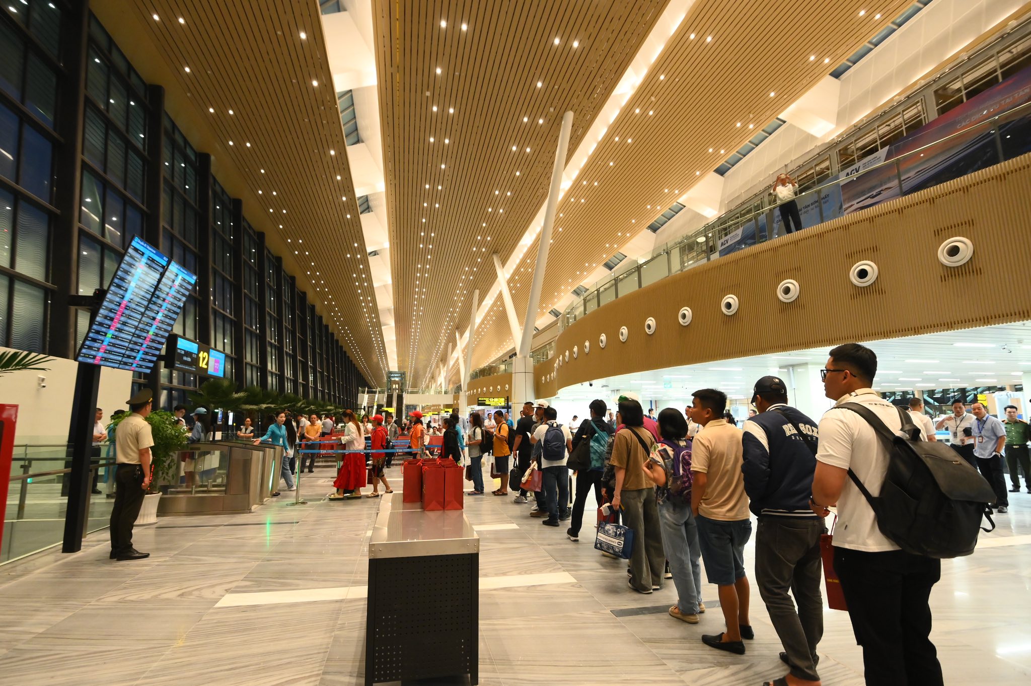 Những hành khách đầu tiên 'xông đất' nhà ga T3 hiện đại nhất Việt Nam  - Ảnh 10.