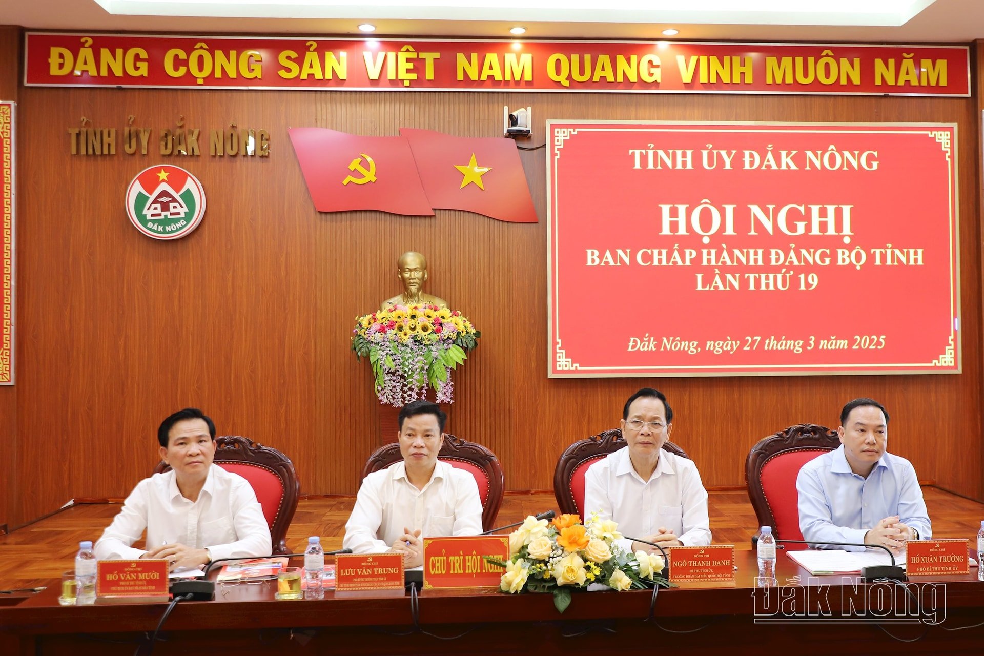 동지들: 응오 탄 단(Ngo Thanh Danh), 도 당 위원회 서기, 도 국회 대표단 단장; 루 반 중(Luu Van Trung), 도 당 위원회 상임 부서기, 도 인민 위원회 위원장; 호 반 무어이(Ho Van Muoi), 도 당 위원회 부서기, 도 인민 위원회 위원장; 호 쑤언 쯔엉(Ho Xuan Truong) 도 당 위원회 부서기가 회의를 주재했습니다.