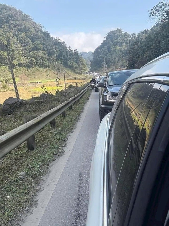 Lange Autoschlange nach Moc Chau. (Foto: Pham Duc)