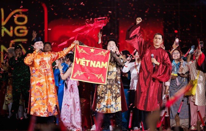 The image of the audience wearing traditional costumes going to the concert is touching.