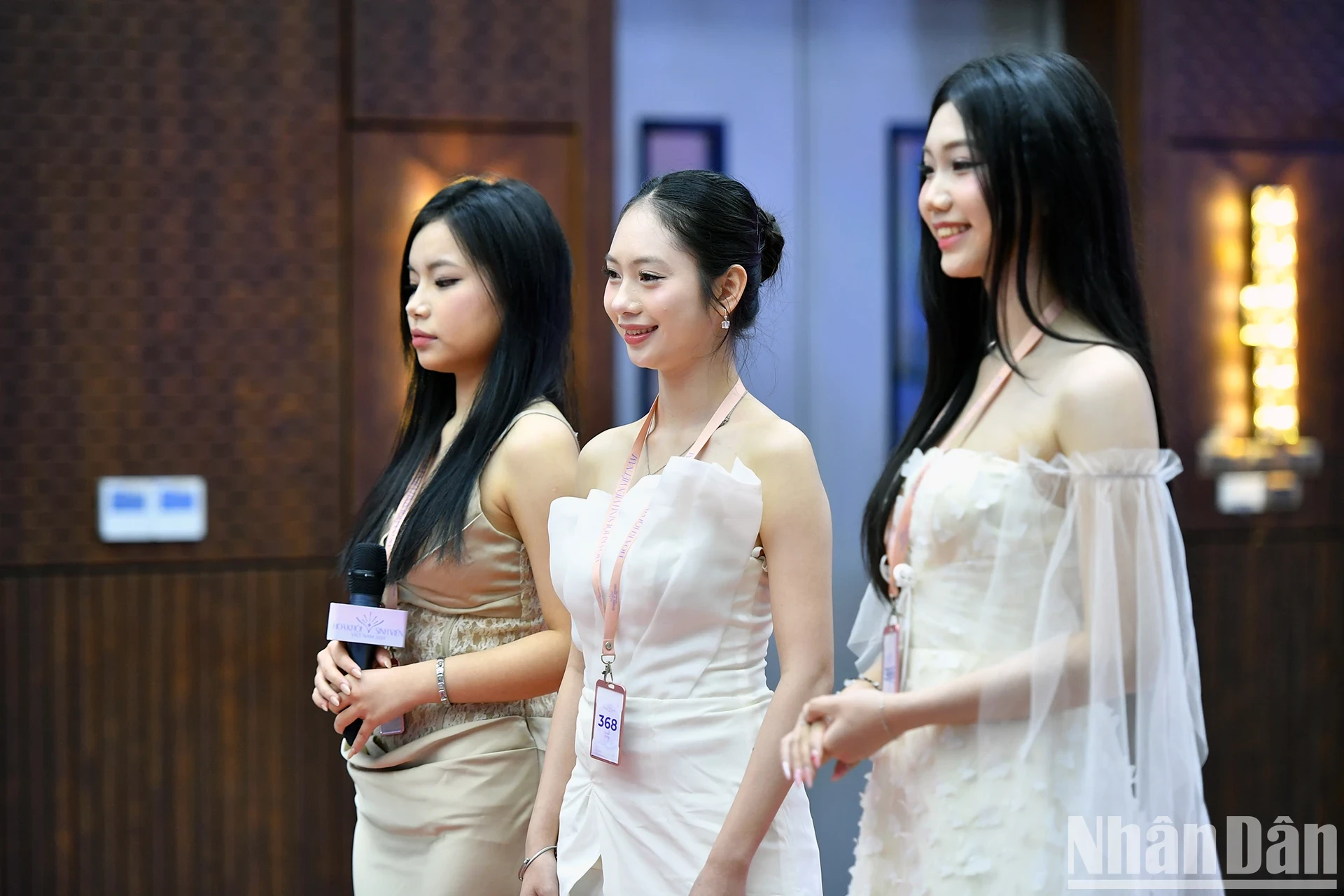 The female students participate in groups of 2 or 3 to increase the drama of the round.