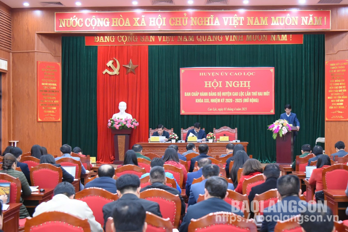 Comrade Standing Deputy Secretary of Cao Loc District Party Committee reported on the results of work in the first quarter and key tasks in the second quarter of 2025.