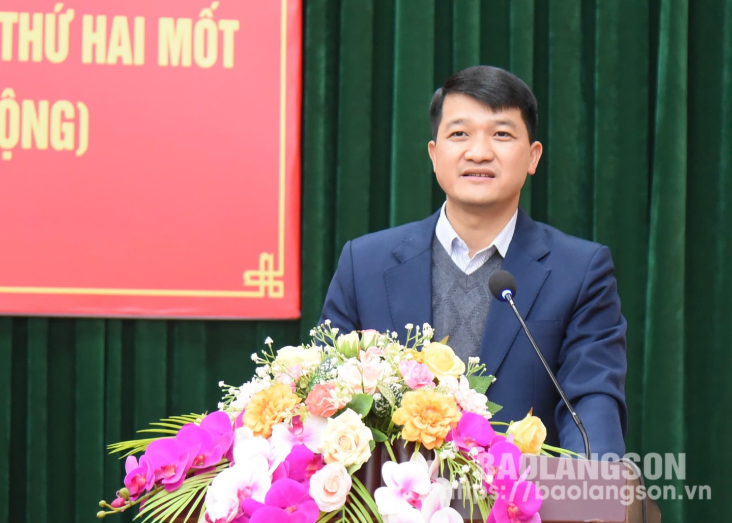 Comrade Secretary of Cao Loc District Party Committee spoke at the conference