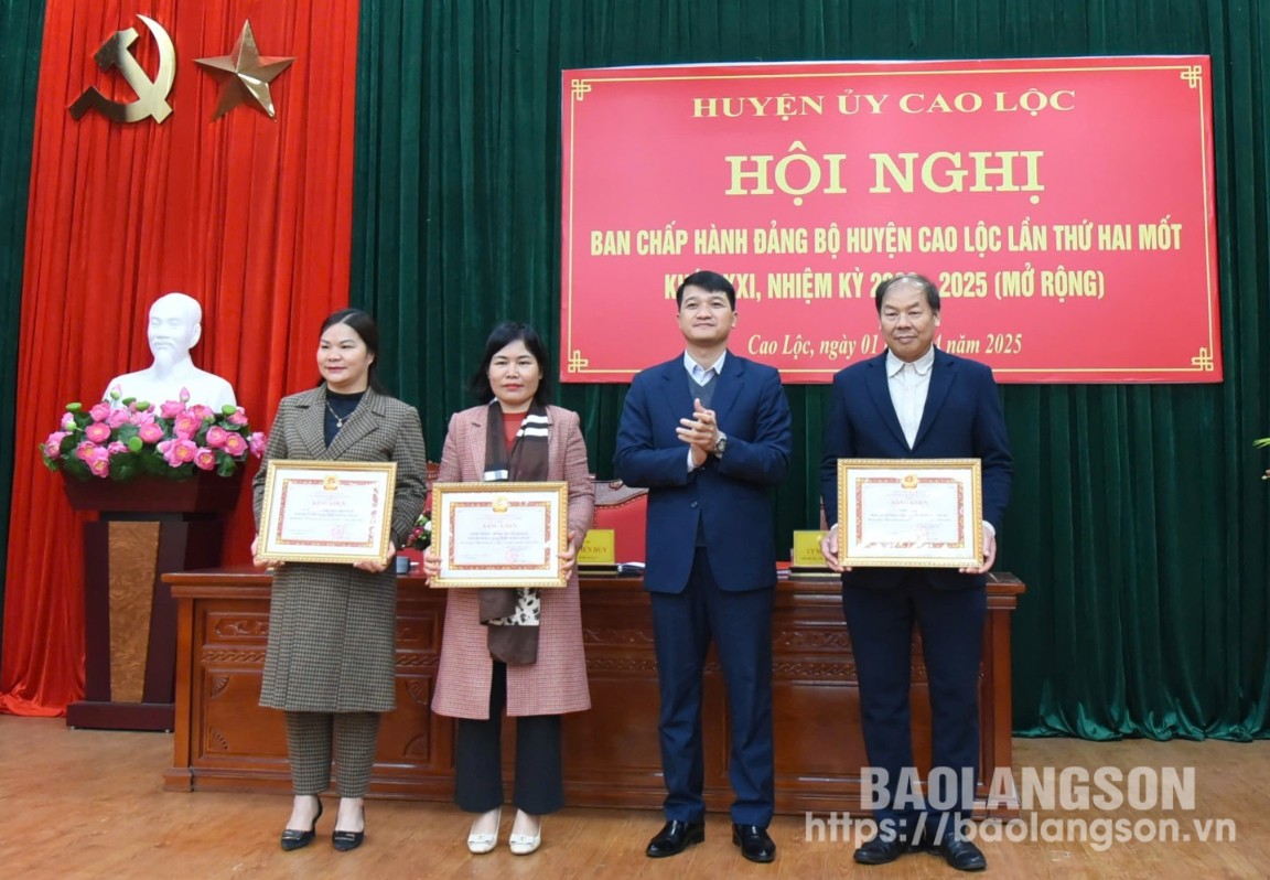Collectives received certificates of merit from the Provincial Party Standing Committee for meeting the criteria of 