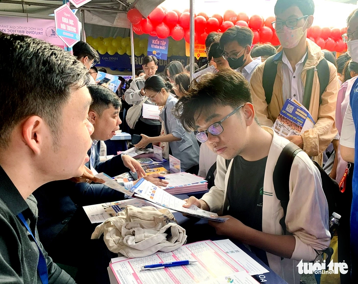Bộ Giáo dục và Đào tạo cắt giảm phương thức xét tuyển đại học 2025 - Ảnh 1.