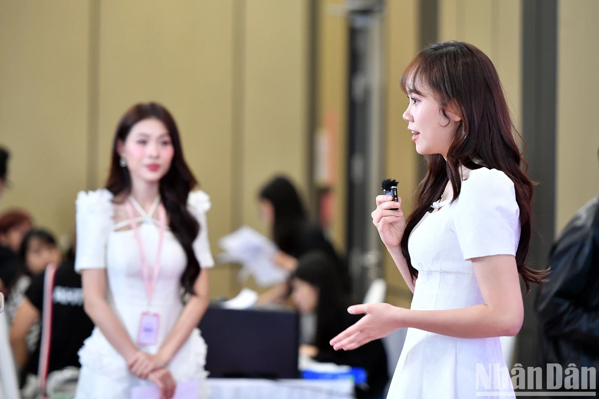 There were contestants who were filming in front of a professional camera for the first time but still showed confidence and dynamism, showing the intellectual beauty of Vietnamese female students.