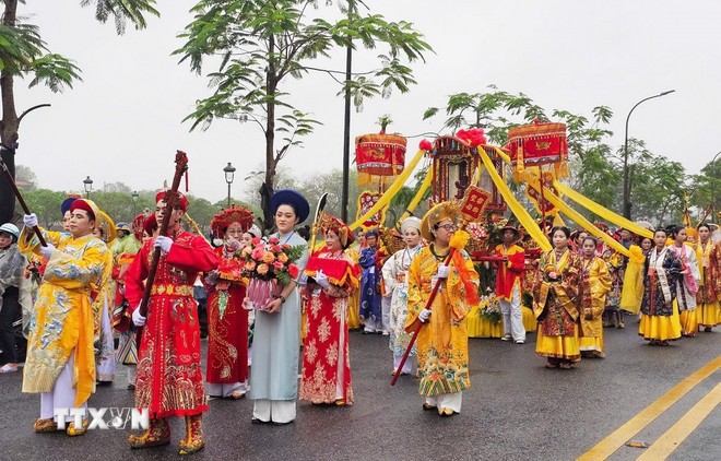 Ceremony to welcome the Holy Mother and the Council of Four Palaces by road. (Photo; Tuong Vi/VNA)